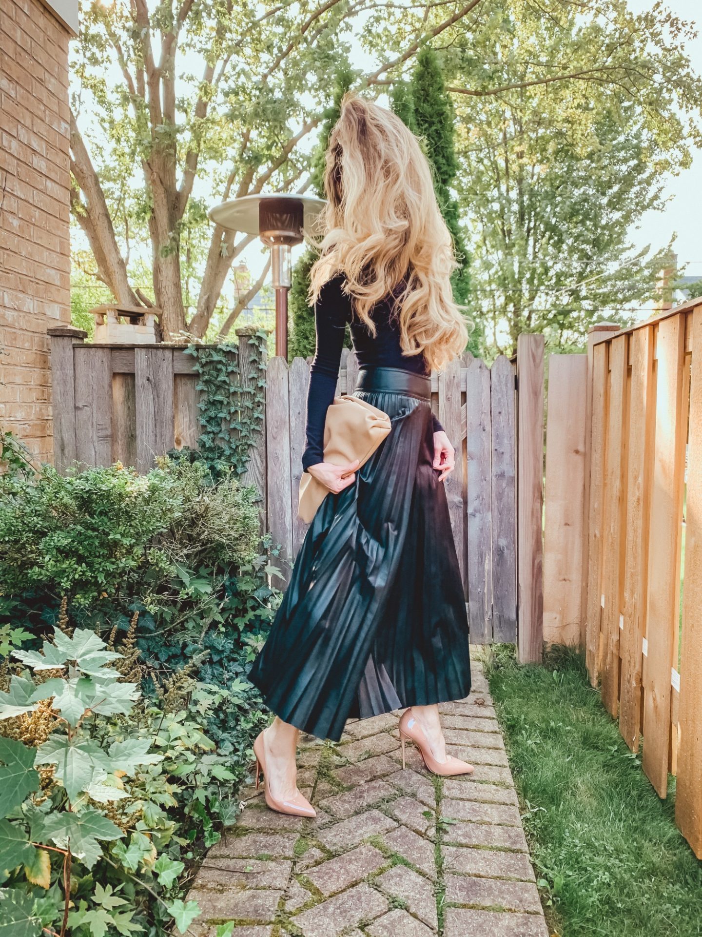 This fall fashion staple is easy to style and really versatile for work, elevating a look while being comfortable or date night. Here's 5 ways to style a pleated leather skirt. 
