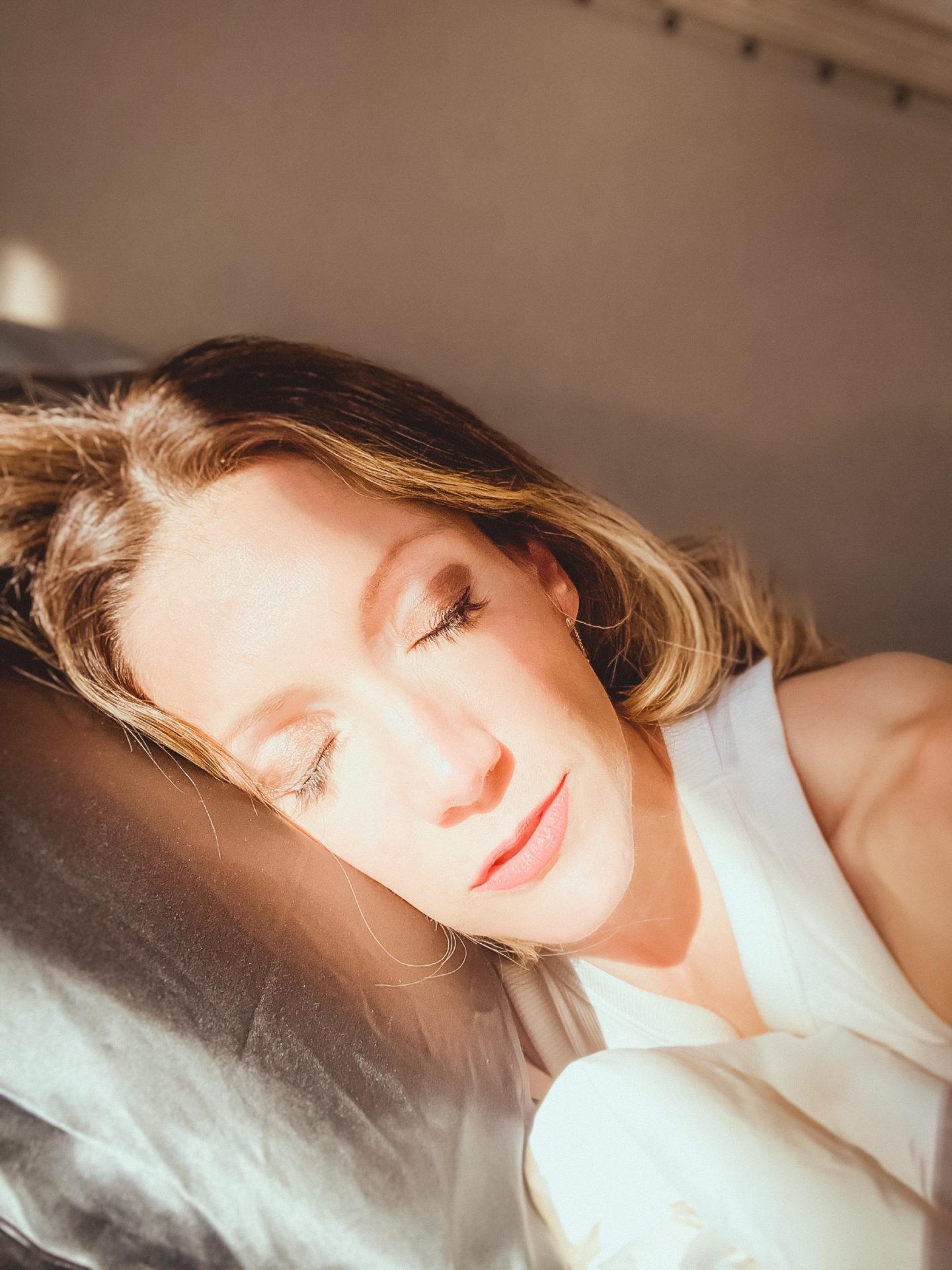 Beauty sleep is real! Here's 5 ways to get beauty sleep and make the most of your gorgeous self while you're sleeping. Tried and tested tips!